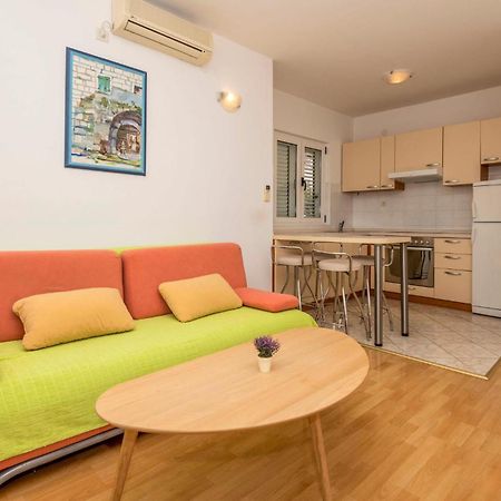 Lovely Apartment In Makarska With Kitchen Extérieur photo