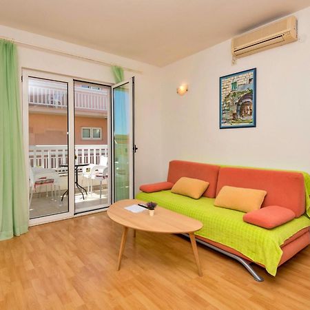 Lovely Apartment In Makarska With Kitchen Extérieur photo