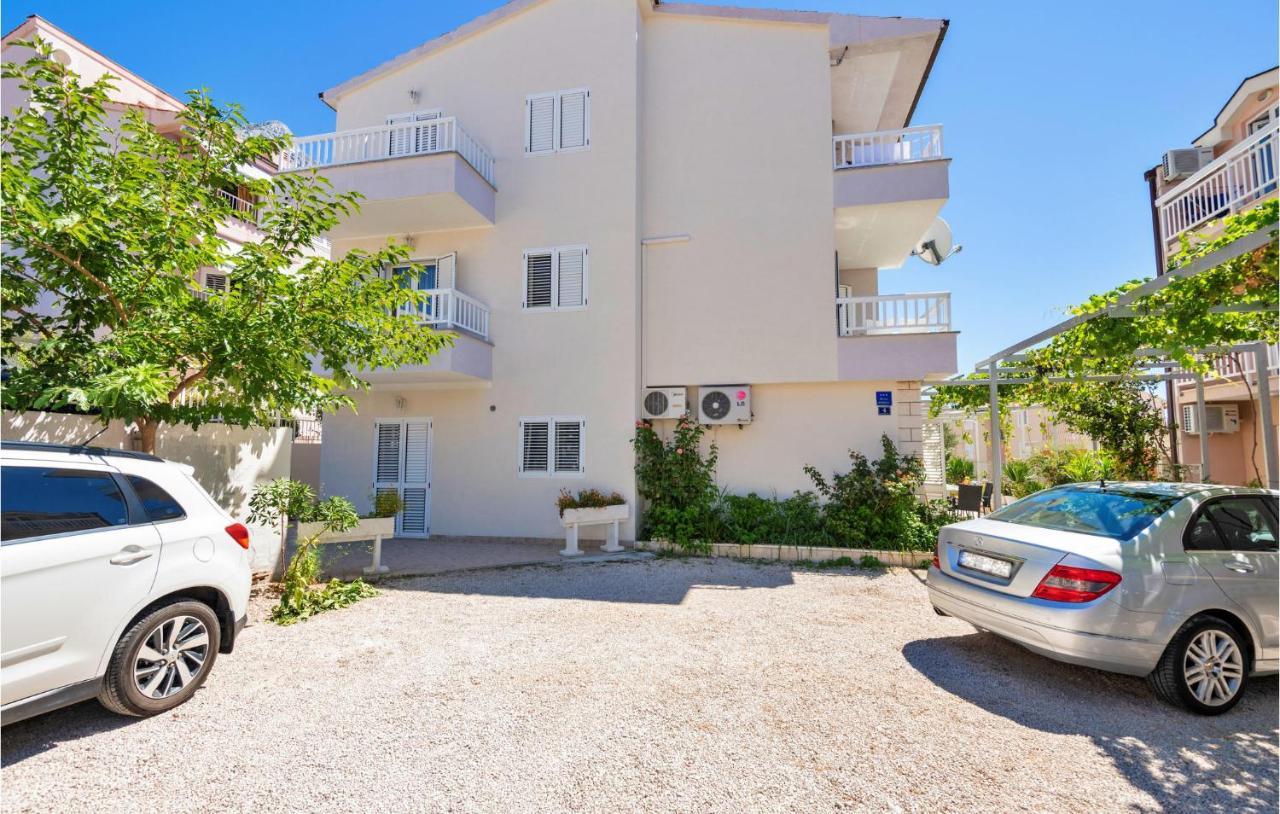 Lovely Apartment In Makarska With Kitchen Extérieur photo