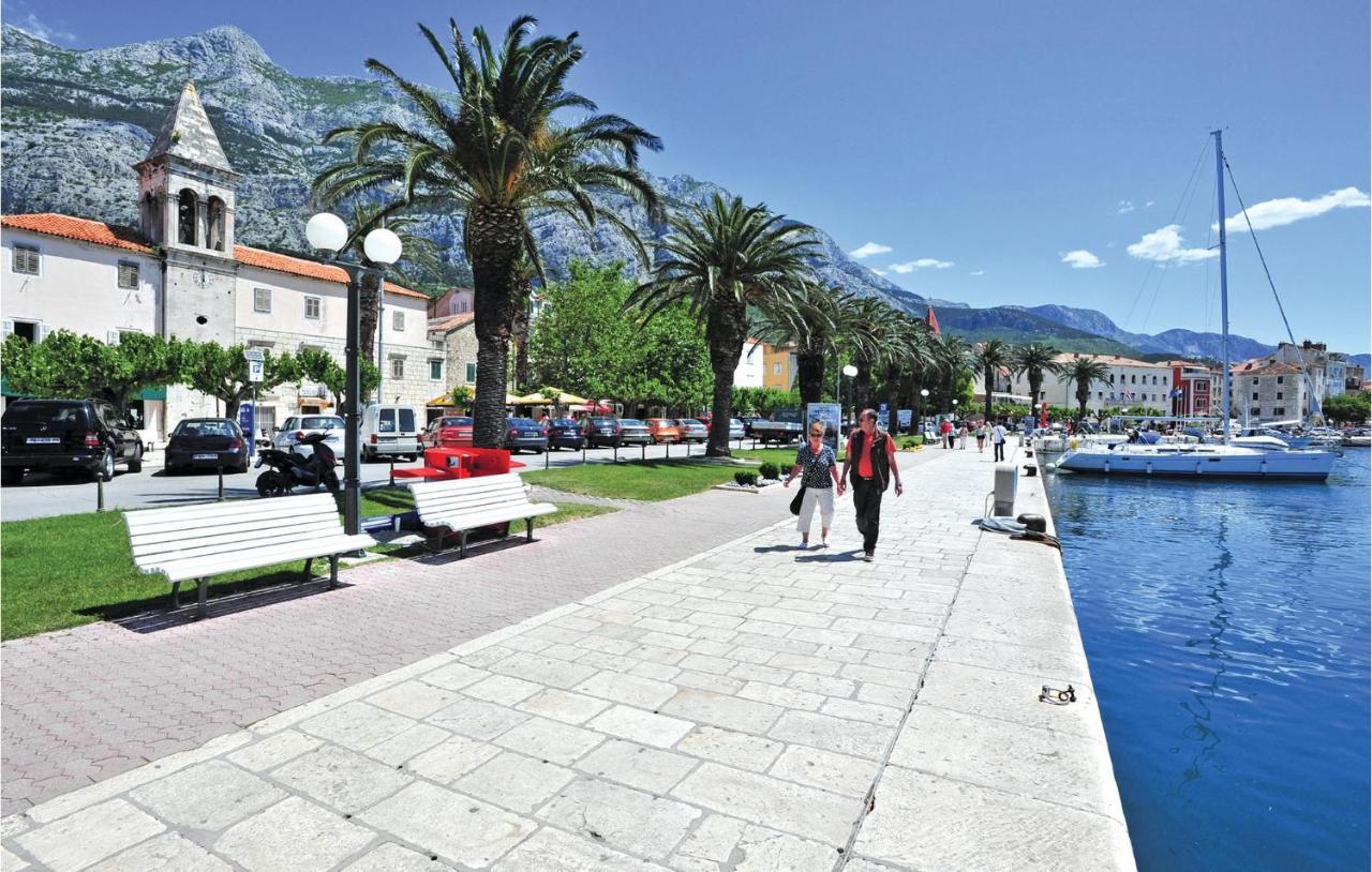 Lovely Apartment In Makarska With Kitchen Extérieur photo