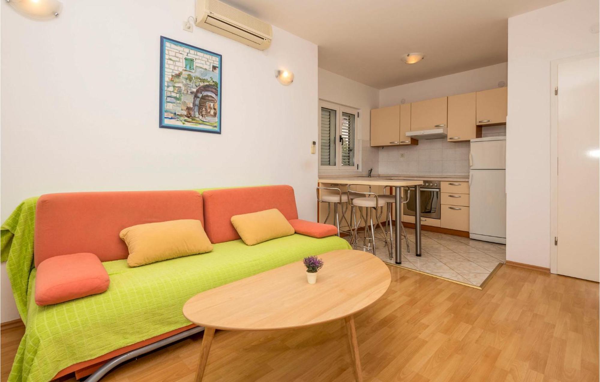 Lovely Apartment In Makarska With Kitchen Extérieur photo