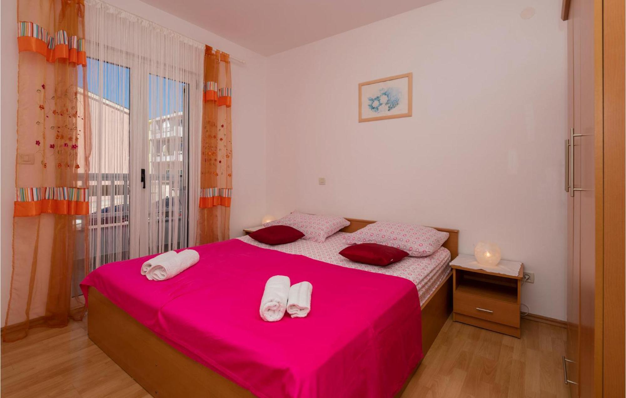 Lovely Apartment In Makarska With Kitchen Extérieur photo