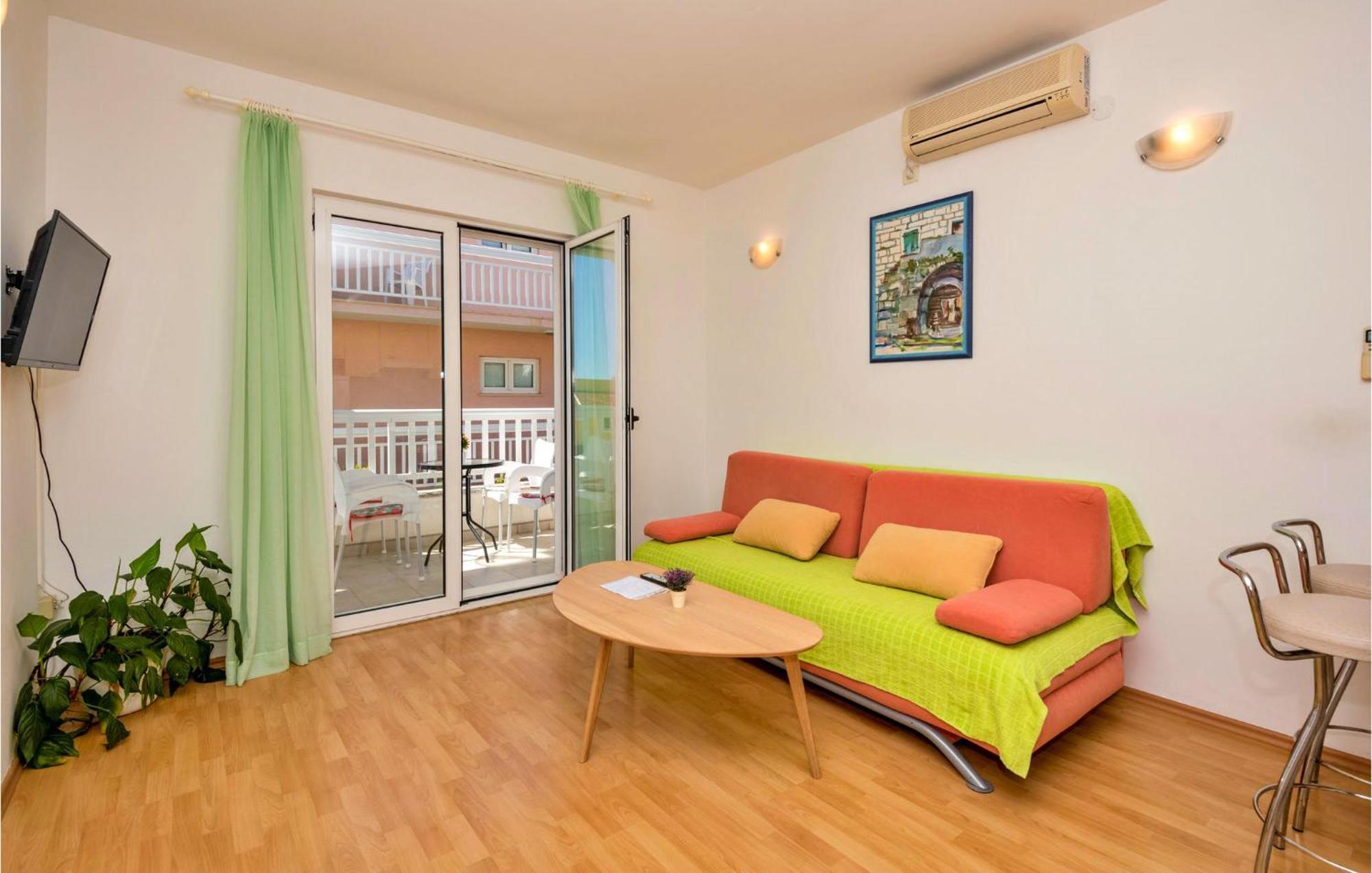 Lovely Apartment In Makarska With Kitchen Extérieur photo
