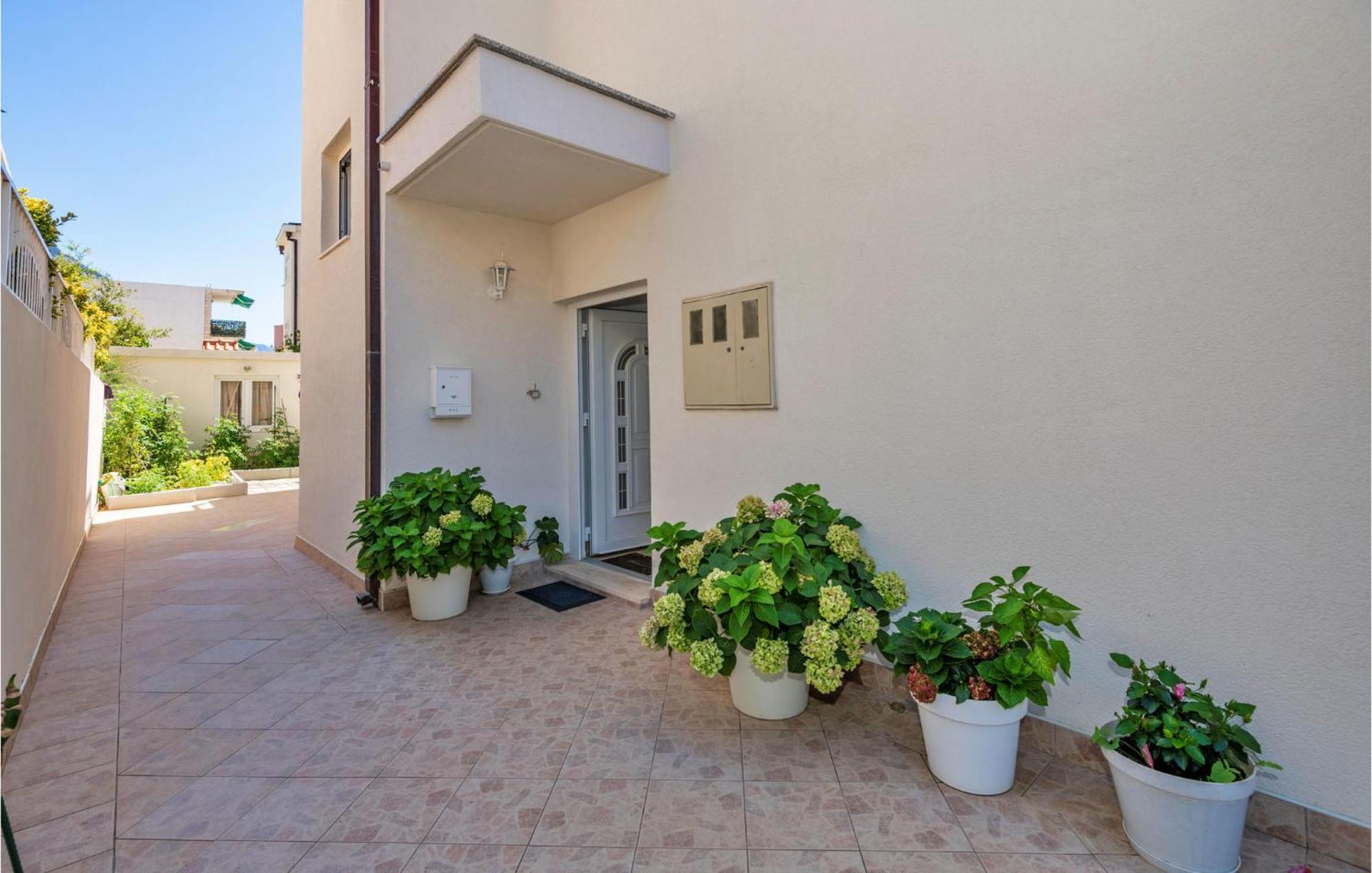 Lovely Apartment In Makarska With Kitchen Extérieur photo