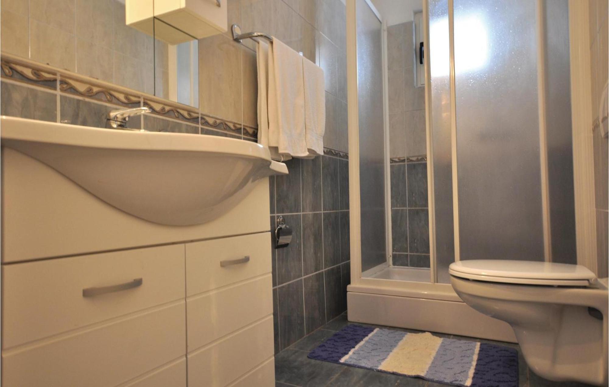 Lovely Apartment In Makarska With Kitchen Extérieur photo