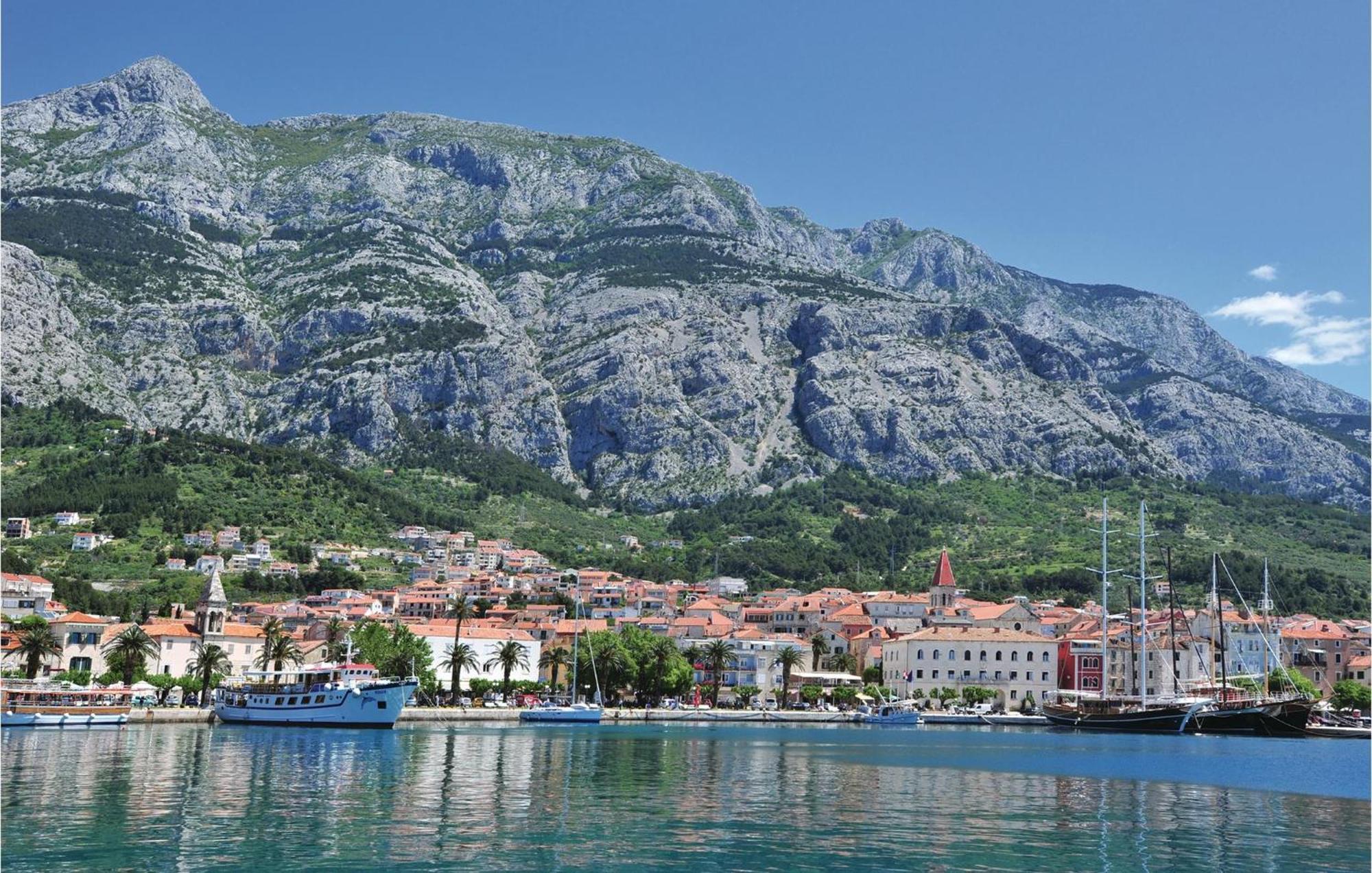 Lovely Apartment In Makarska With Kitchen Extérieur photo