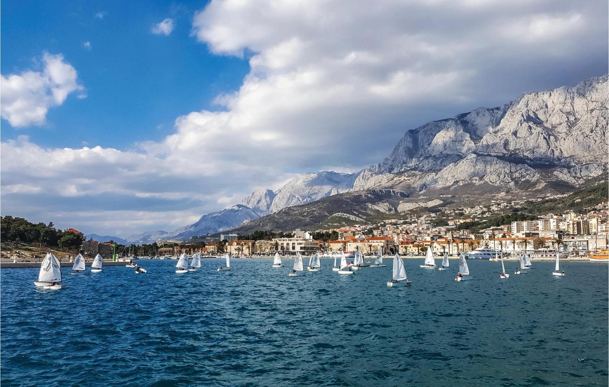 Lovely Apartment In Makarska With Kitchen Extérieur photo